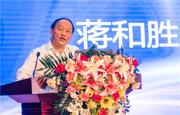 四川大學(xué)黨委委員、經(jīng)濟(jì)學(xué)院教授委員會主席、博導(dǎo)蔣和勝教授作了《當(dāng)前宏觀經(jīng)濟(jì)形勢與產(chǎn)業(yè)轉(zhuǎn)型升級》專題講座.jpg